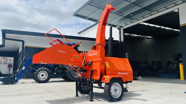 TRIDENT 45HP 4 CYLINDER DIESEL ENGINE WOOD CHIPPER WITH HYDRAULIC 9inch FEED image