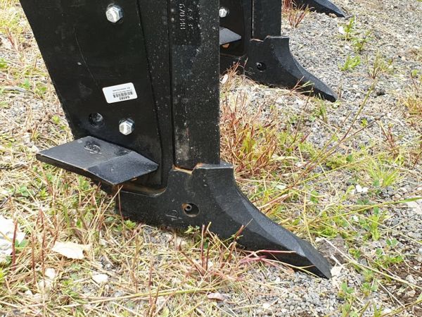 Unverferth Zone-Builder Deep Ripper Model 132 8‑Shank image