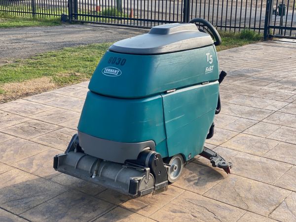 2013 Tennant T5 Sweeper image