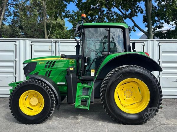 2017 JOHN DEERE 6110M image