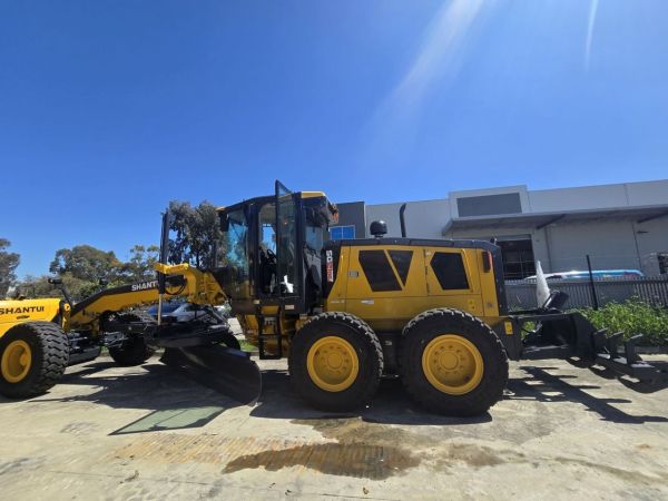 SG21-B6 215hp Cummins Engine 16.8T operation weight Motor Grader image