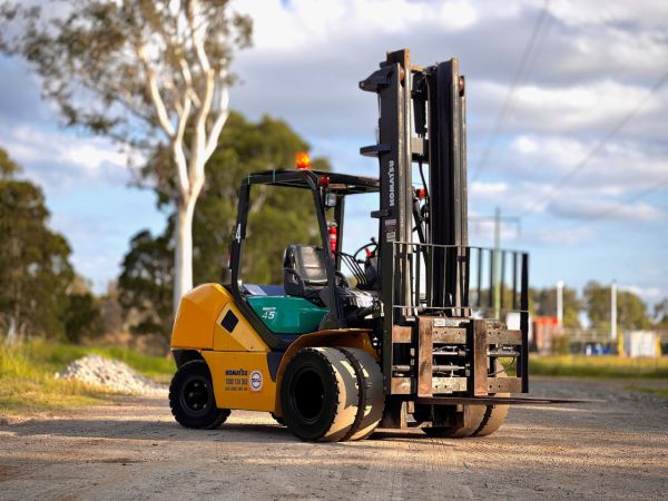 2012 Komatsu FD45 All/Rough Terrain YT image