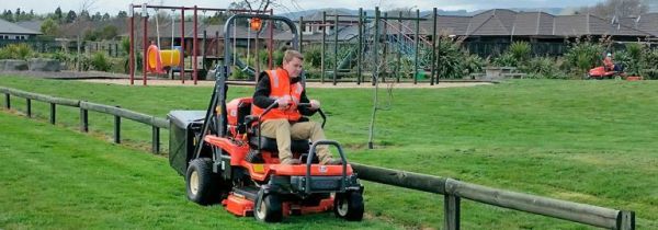 Kubota GZD15 Zero-Turn Mower image