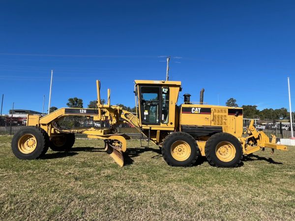 2005 Caterpillar 12H Grader image