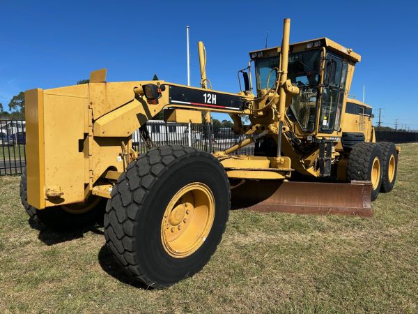 2005 Caterpillar 12H Grader image