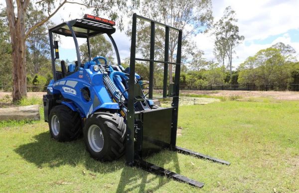 5.3K Multione Bee Keeper Loader with side shift forks and 4in1 bucket image