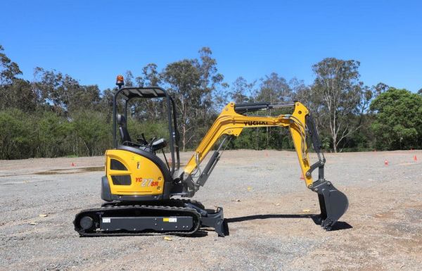 U27 Yuchai Mini Excavator 2.6T Package Offer with 3 Buckets + Hitch included! image