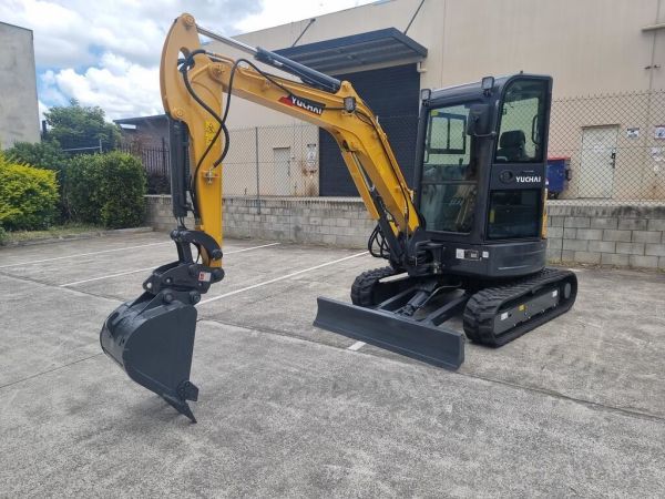 YC35SR Yuchai Mini Excavator 3.8T Package Deal! Including 3 Buckets + Hydraulic Hitch! image
