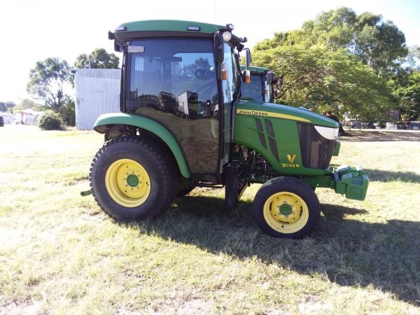 JOHN DEERE TRACTOR | 3033 CAB image