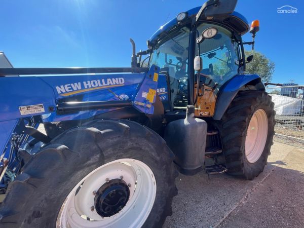 2017 New Holland T6070 image