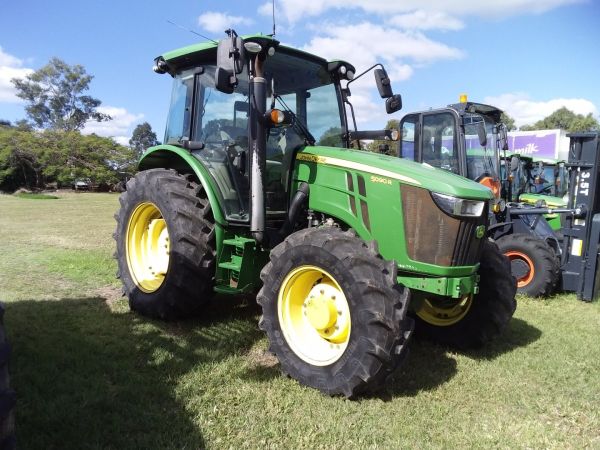 JOHN DEERE TRACTOR | 5090R CAB image