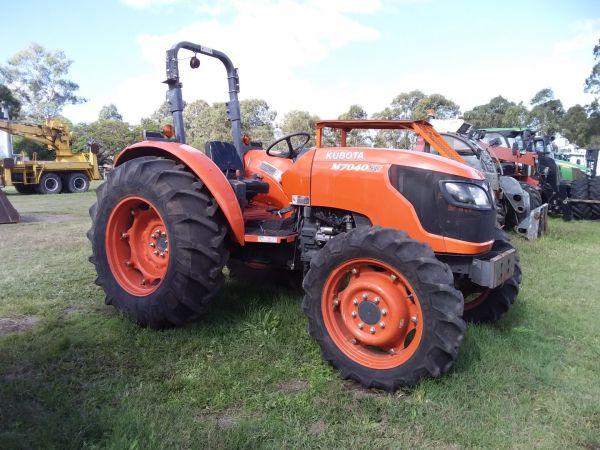 KUBOTA TRACTOR 4X4 | M7040SU image
