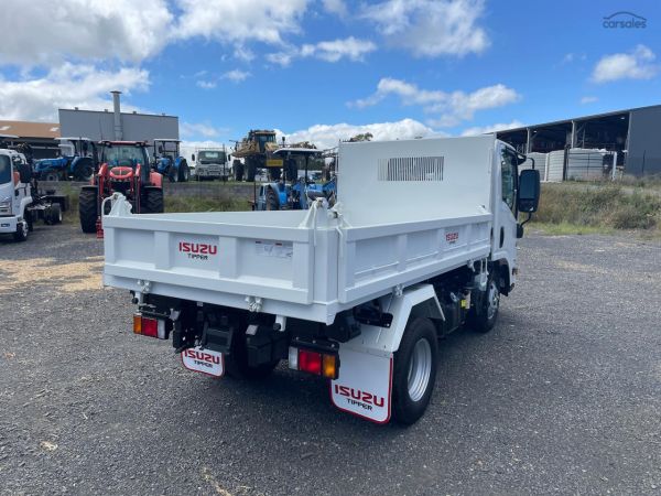 2024 Isuzu NMR 45/60-150 Amt Tri-Tipper NMR image