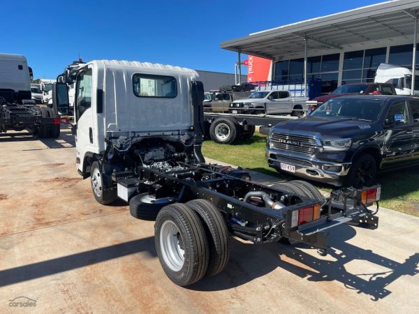2025 Isuzu Nlr 45-150 Cab Chassis image