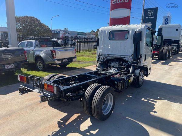2025 Isuzu Nlr 45-150 Cab Chassis image