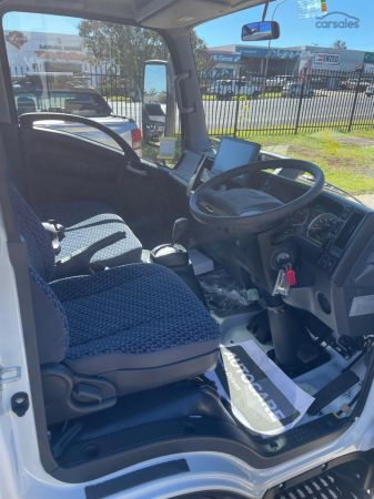 2025 Isuzu Nlr 45-150 Cab Chassis image