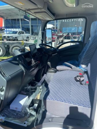 2025 Isuzu Nlr 45-150 Cab Chassis image