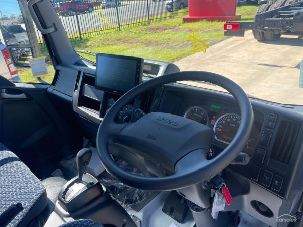 2025 Isuzu Nlr 45-150 Cab Chassis image