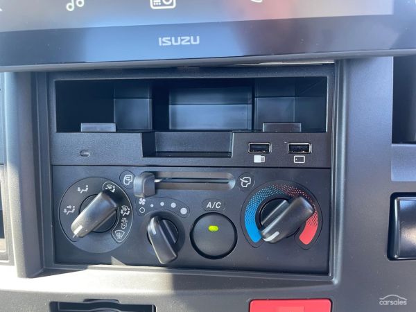 2025 Isuzu Nlr 45-150 Cab Chassis image