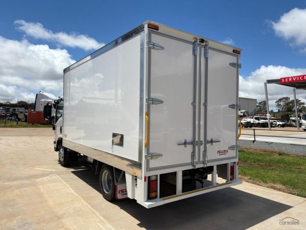 2025 Isuzu NNR 45-150 Vanpack image