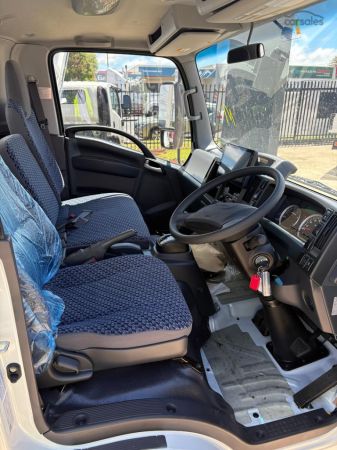 2025 Isuzu NNR 45-150 Vanpack image