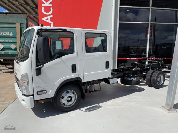 2025 Isuzu NPR 65/45-190 Crew Cab 4x2 image