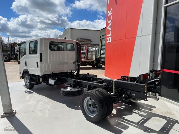 2025 Isuzu NPR 65/45-190 Crew Cab 4x2 image