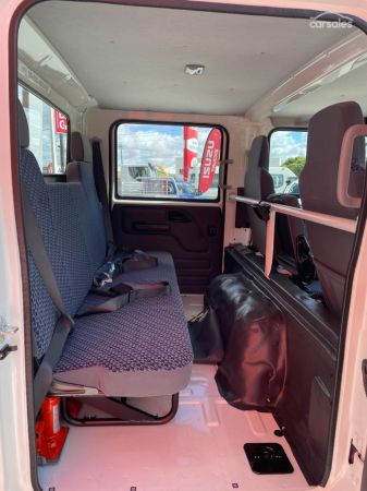 2025 Isuzu NPR 65/45-190 Crew Cab 4x2 image