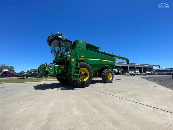 2017 John Deere S680 COMBINE & 640D DRAPER FRONT image