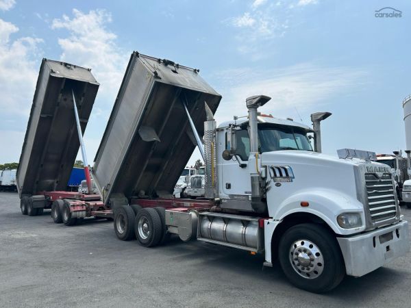 2016 Mack Trident image