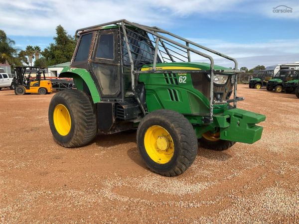 2017 John Deere 6110M image