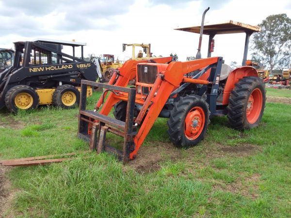KUBOTA TRACTOR | M4030 WITH FRONT FORKS image