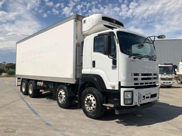 2017 Isuzu FYJ 2000 Long Refrigerated Pantech image