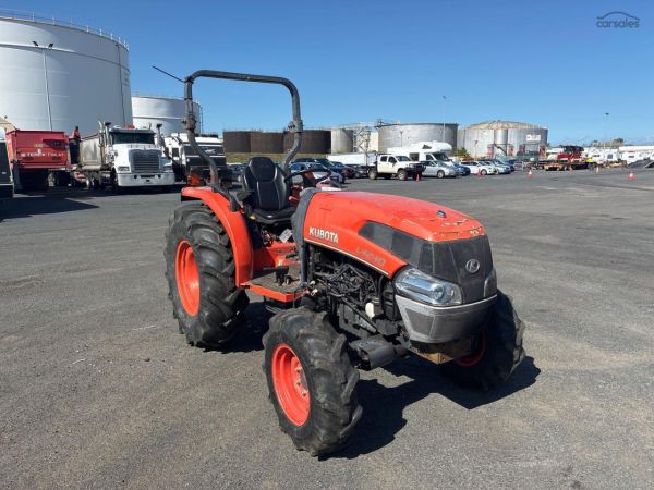 2018 Kubota L4240D 4WD image