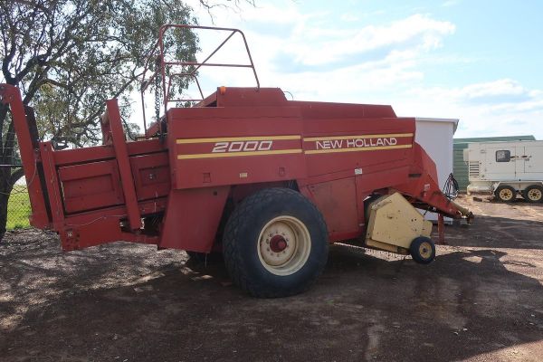 NEW HOLLAND D2000 SQUARE BALER image